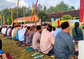 Khidmat dan Ramah Lingkungan, Warga Jatiayu Laksanakan Sholat Idul Fitri 1447 H di Lapangan  Pengkol